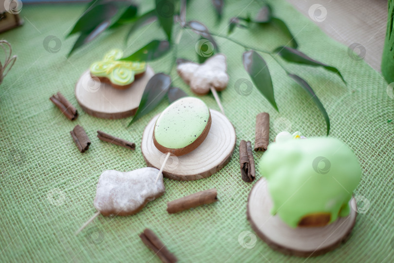 Скачать Пасхальный кулебяка и пасхальное печенье на фоне зеленого стола фотосток Ozero