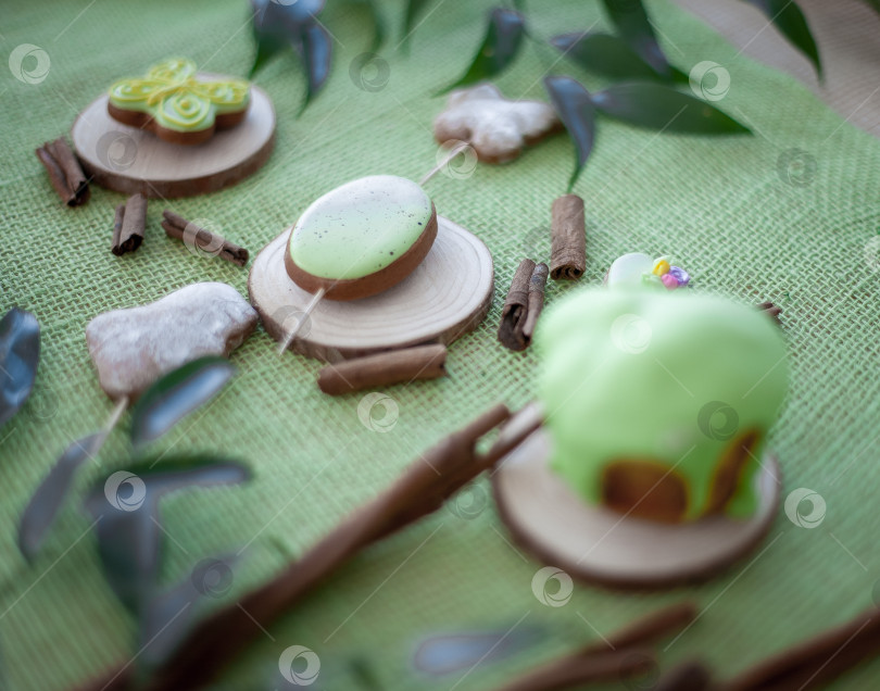 Скачать Пасхальный кулебяка и пасхальное печенье на фоне зеленого стола фотосток Ozero