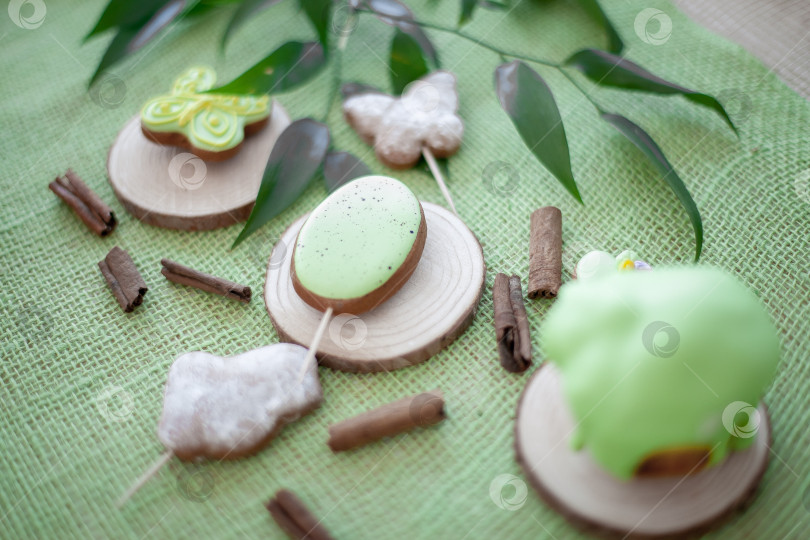 Скачать Пасхальный кулебяка и пасхальное печенье на фоне зеленого стола фотосток Ozero
