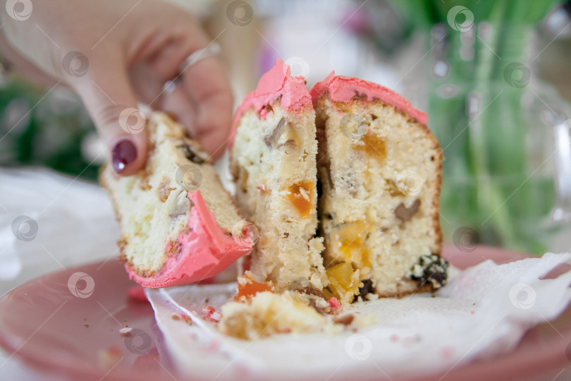 Скачать Разрезанный пасхальный кулич. Крупный план разрезанного пасхального кулича фотосток Ozero