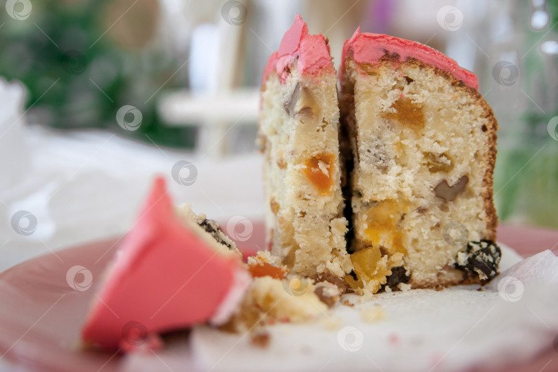 Скачать Разрезанный пасхальный кулич. Крупный план разрезанного пасхального кулича фотосток Ozero