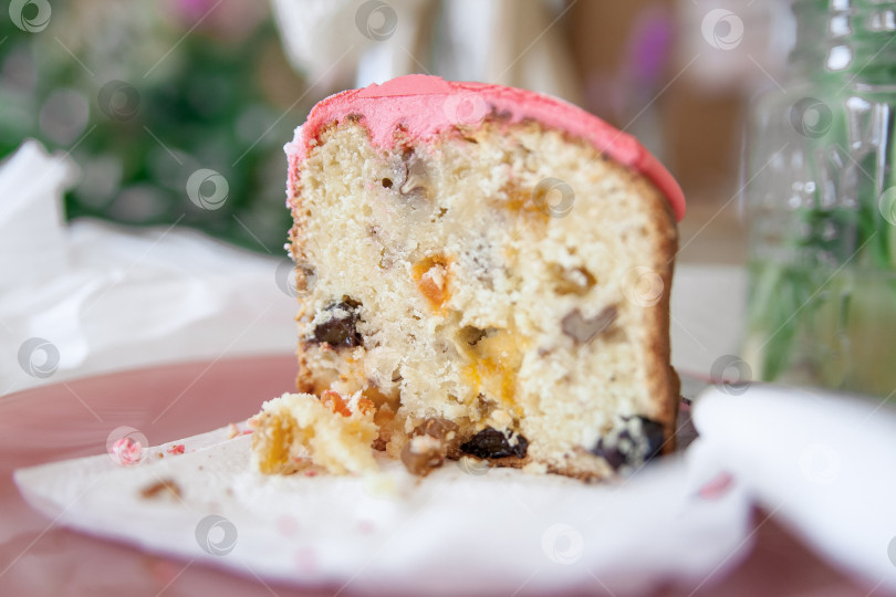 Скачать Разрезанный пасхальный кулич. Крупный план разрезанного пасхального кулича фотосток Ozero