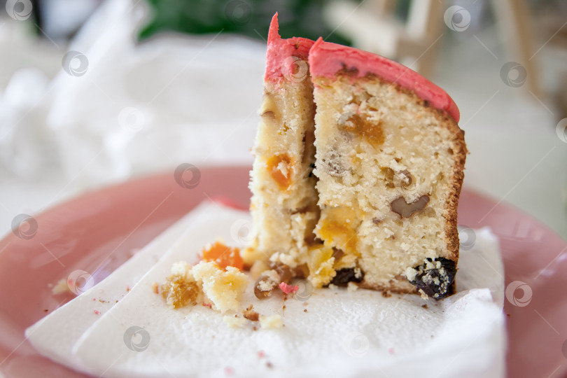 Скачать Разрезанный пасхальный кулич. Крупный план разрезанного пасхального кулича фотосток Ozero