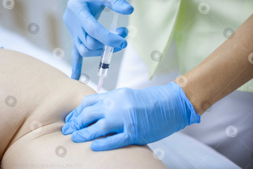 Скачать Крупным планом обрезанное изображение врача, проводящего лечение липолиза на бедре пациента, концепция антицеллюлитного лечения фотосток Ozero