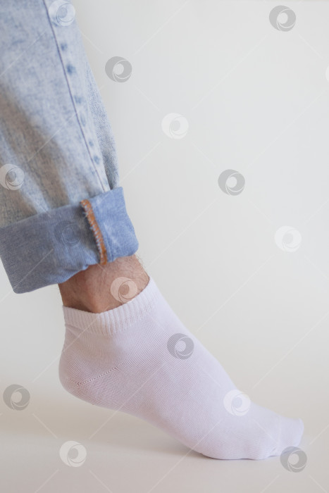 Скачать белый носок с копией места на ноге человека крупным планом на белом фоне. фотосток Ozero