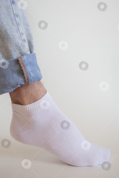 Скачать белый носок с копией места на ноге человека крупным планом на белом фоне. фотосток Ozero