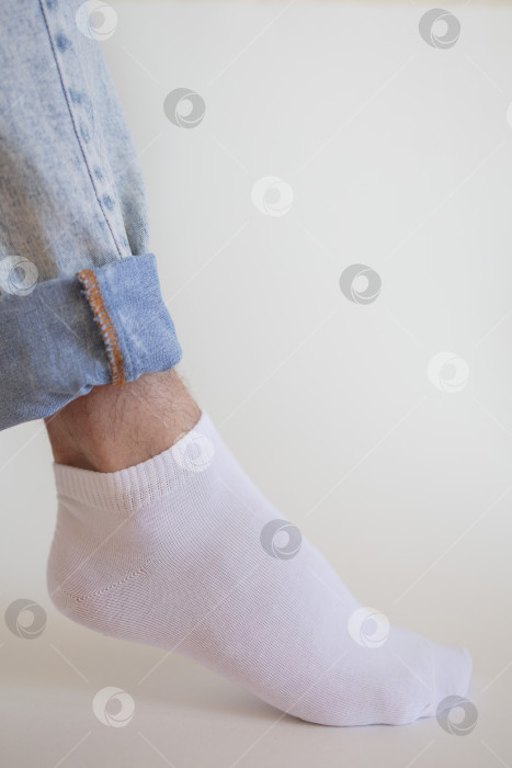 Скачать белый носок с копией места на ноге человека крупным планом на белом фоне. фотосток Ozero