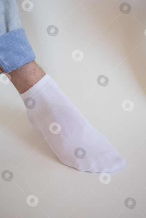 Скачать белый носок с копией места на ноге человека крупным планом на белом фоне. фотосток Ozero