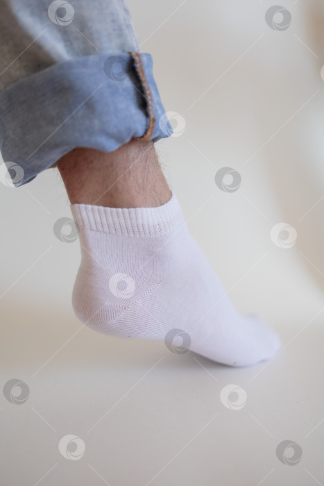 Скачать белый носок с копией места на ноге человека крупным планом на белом фоне. фотосток Ozero