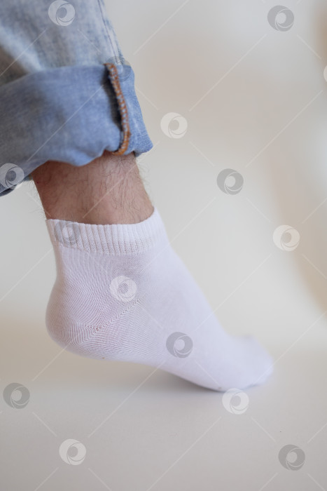 Скачать белый носок с копией места на ноге человека крупным планом на белом фоне. фотосток Ozero