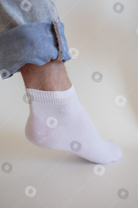Скачать белый носок с копией места на ноге человека крупным планом на белом фоне. фотосток Ozero