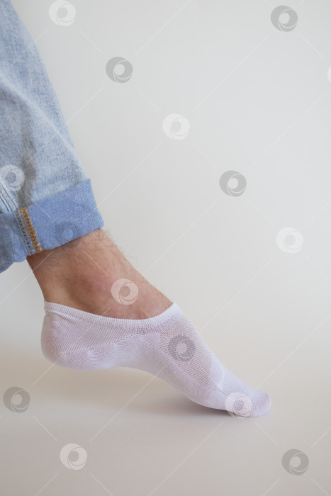 Скачать белый носок с копией места на ноге человека крупным планом на белом фоне. фотосток Ozero