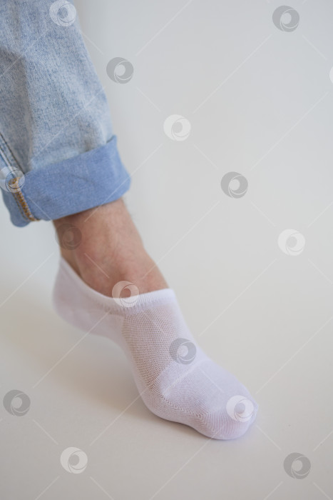 Скачать белый носок с копией места на ноге человека крупным планом на белом фоне. фотосток Ozero
