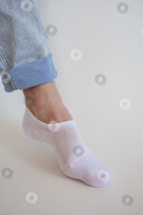 Скачать белый носок с копией места на ноге человека крупным планом на белом фоне. фотосток Ozero