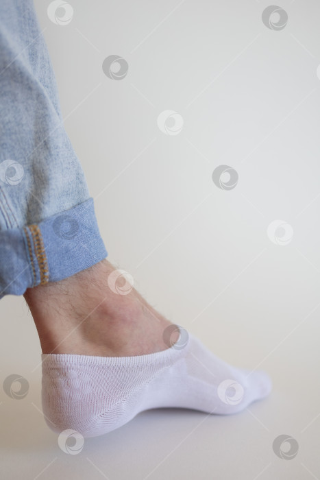 Скачать белый носок с копией места на ноге человека крупным планом на белом фоне. фотосток Ozero
