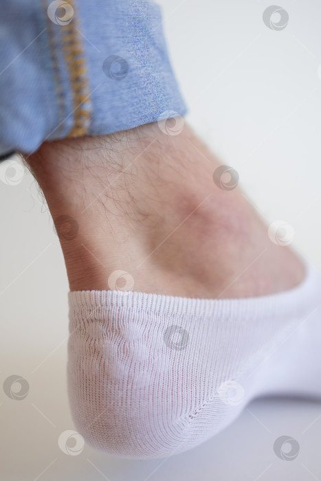 Скачать белый носок с копией места на ноге человека крупным планом на белом фоне. фотосток Ozero