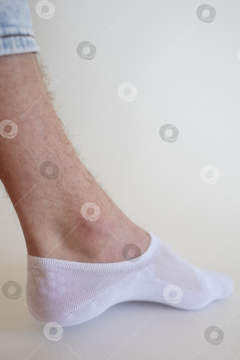 Скачать белый носок с копией места на ноге человека крупным планом на белом фоне. фотосток Ozero