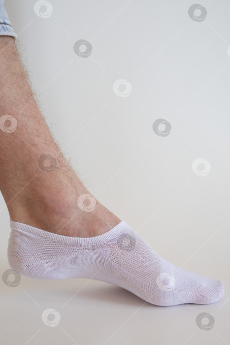 Скачать белый носок с копией места на ноге человека крупным планом на белом фоне. фотосток Ozero