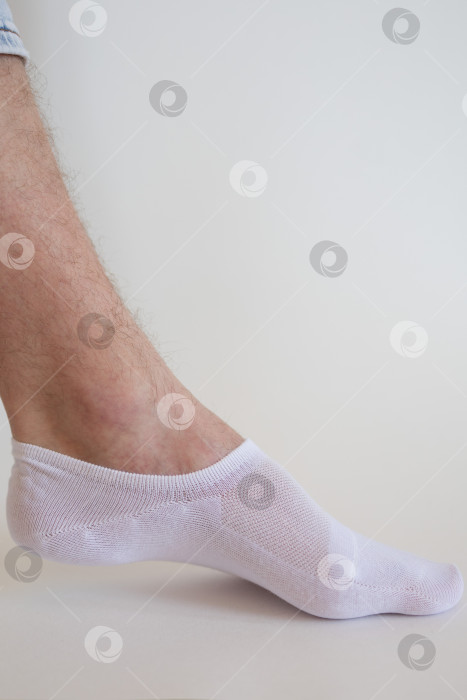 Скачать белый носок с копией места на ноге человека крупным планом на белом фоне. фотосток Ozero