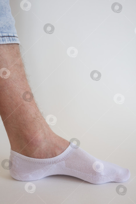Скачать белый носок с копией места на ноге человека крупным планом на белом фоне. фотосток Ozero