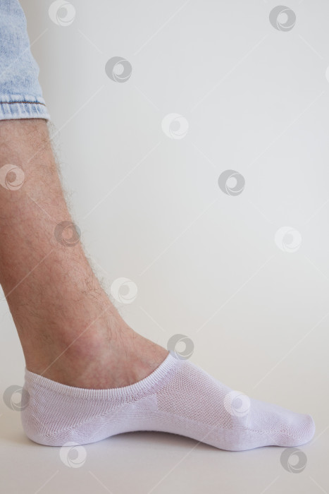 Скачать белый носок с копией места на ноге человека крупным планом на белом фоне. фотосток Ozero