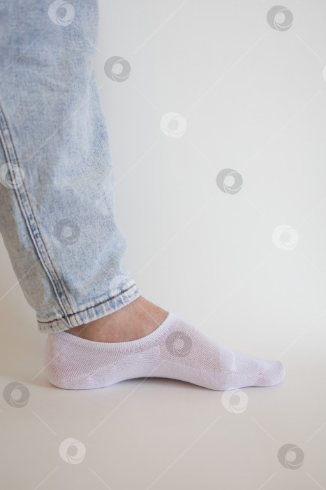 Скачать белый носок с копией места на ноге человека крупным планом на белом фоне. фотосток Ozero