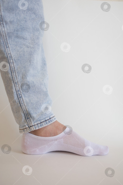 Скачать белый носок с копией места на ноге человека крупным планом на белом фоне. фотосток Ozero