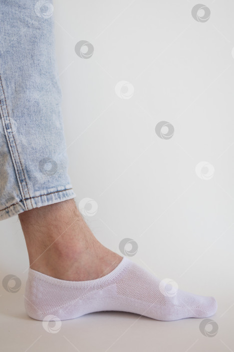 Скачать белый носок с копией места на ноге человека крупным планом на белом фоне. фотосток Ozero
