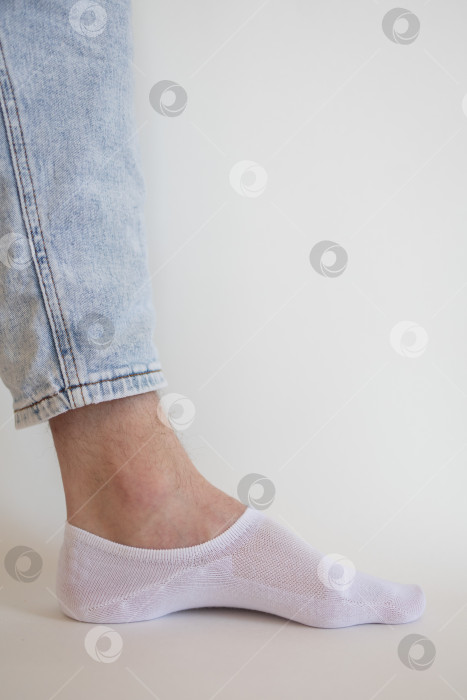 Скачать белый носок с копией места на ноге человека крупным планом на белом фоне. фотосток Ozero