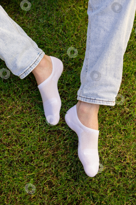 Скачать Мужская нога в белом носке на фоне травы. Мужская нога в носке. фотосток Ozero