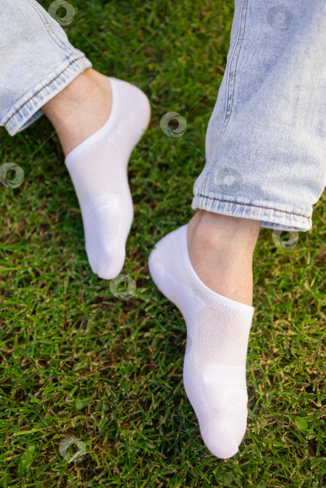 Скачать Мужская нога в белом носке на фоне травы. Мужская нога в носке. фотосток Ozero