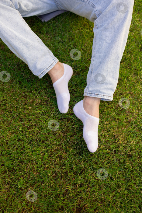 Скачать Мужская нога в белом носке на фоне травы. Мужская нога в носке. фотосток Ozero
