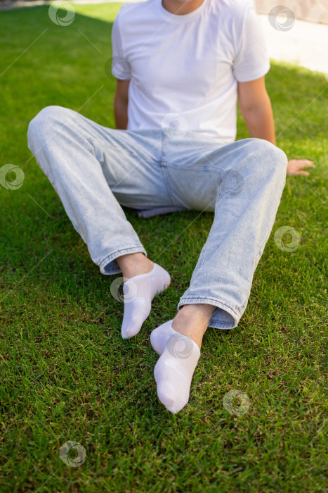 Скачать Мужская нога в белом носке на фоне травы. Мужская нога в носке. фотосток Ozero