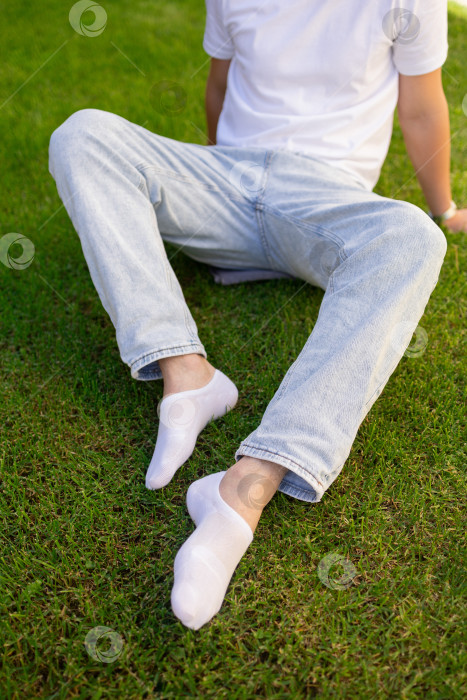 Скачать Мужская нога в белом носке на фоне травы. Мужская нога в носке. фотосток Ozero