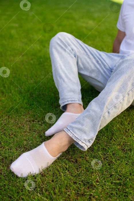 Скачать Мужская нога в белом носке на фоне травы. Мужская нога в носке. фотосток Ozero