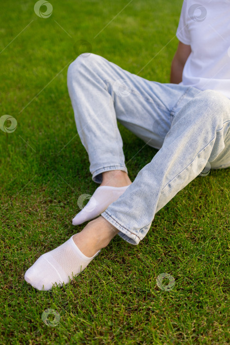 Скачать Мужская нога в белом носке на фоне травы. Мужская нога в носке. фотосток Ozero