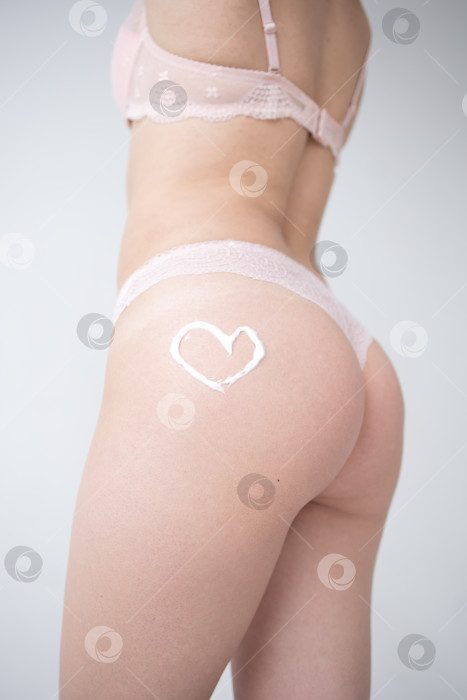 Скачать Кремовое сердечко на женских ягодицах фотосток Ozero