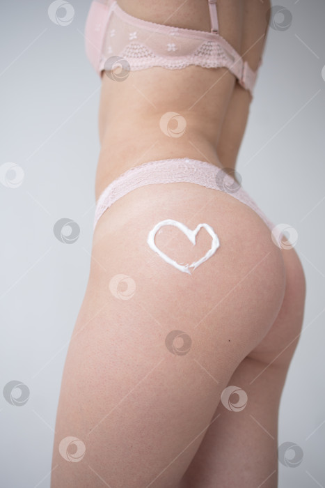 Скачать Кремовое сердечко на женских ягодицах фотосток Ozero