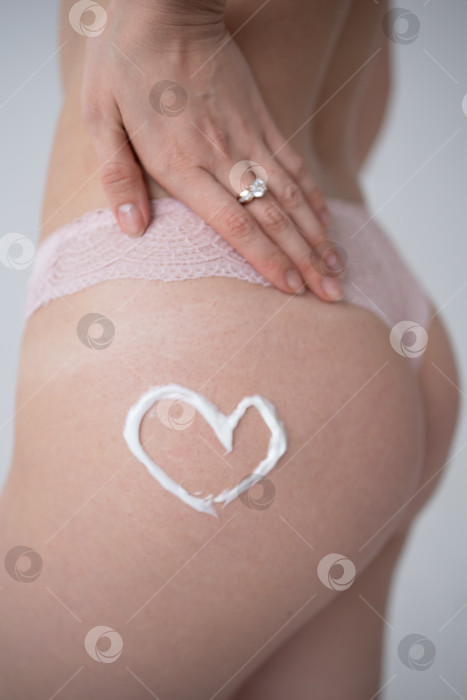 Скачать Кремовое сердечко на женских ягодицах фотосток Ozero