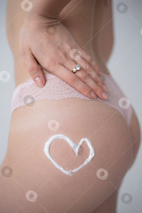 Скачать Кремовое сердечко на женских ягодицах фотосток Ozero