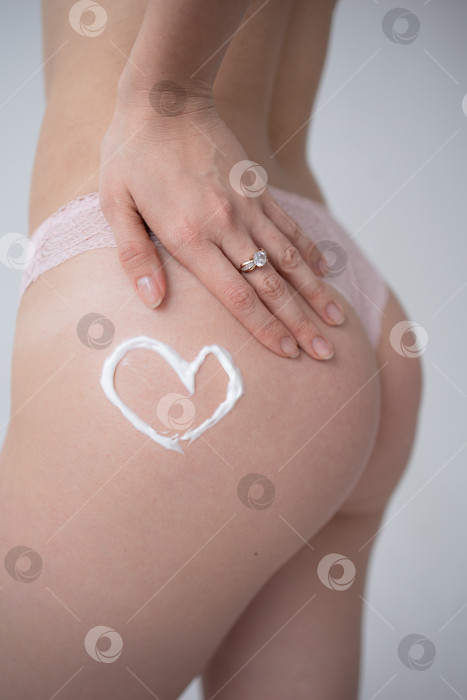 Скачать Кремовое сердечко на женских ягодицах фотосток Ozero