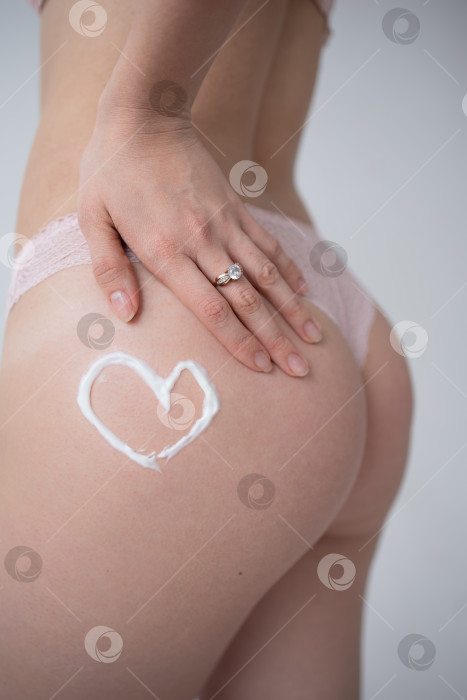 Скачать Кремовое сердечко на женских ягодицах фотосток Ozero