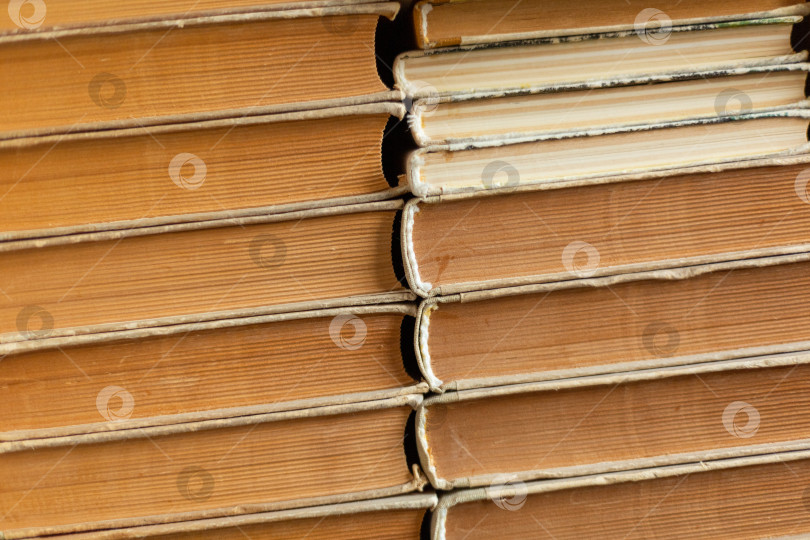 Скачать Старые винтажные пожелтевшие страницы книг имеют грубую текстуру, вид сбоку широкий. фотосток Ozero