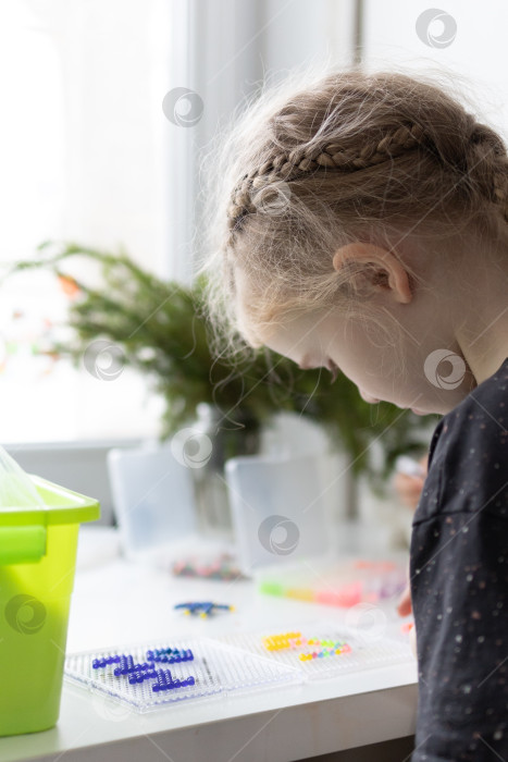 Скачать Дети играют в аквамозайку.Новогодние каникулы. Новогодние развлечения для детей фотосток Ozero