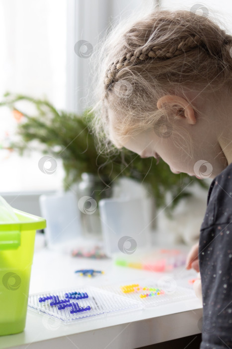 Скачать Дети играют в аквамозайку.Новогодние каникулы. Новогодние развлечения для детей фотосток Ozero