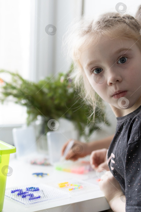 Скачать Дети играют в аквамозайку.Новогодние праздники. Новогодние развлечения для детей фотосток Ozero