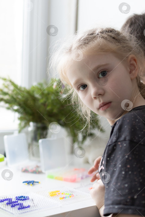 Скачать Дети играют в аквамозайку.Новогодние каникулы. Новогодние развлечения для детей фотосток Ozero