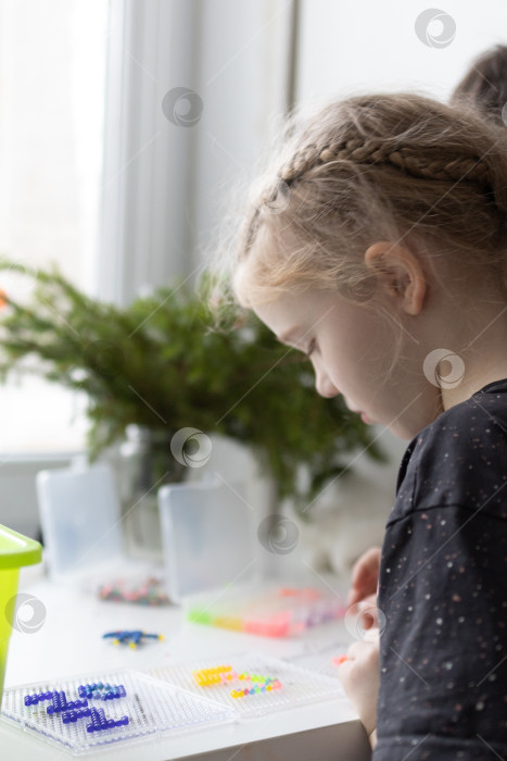 Скачать Дети играют в аквамозайку.Новогодние каникулы. Новогодние развлечения для детей фотосток Ozero