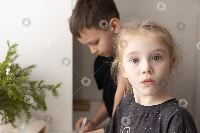Скачать Мальчик и девочка.Новогодние каникулы. Новогодние развлечения для детей фотосток Ozero