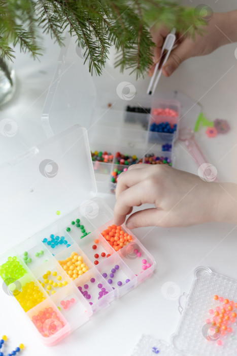 Скачать Детские ручки ставят аквабусины на доску и устанавливают фотосток Ozero